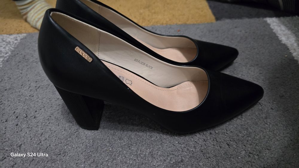 Vand pantofi cu toc dama marime 39 in conditii foarte bune