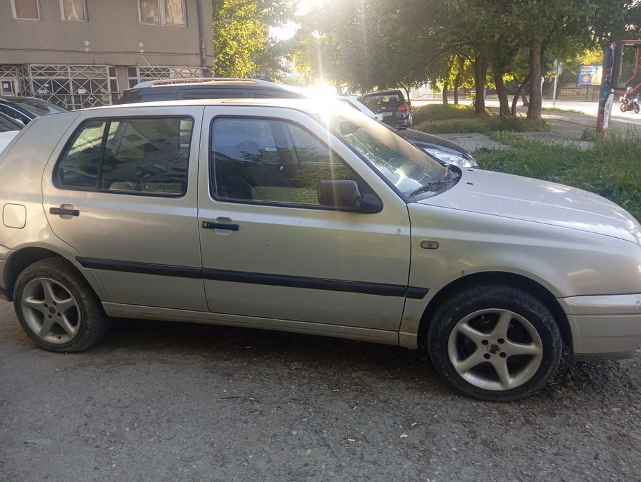 Продавам фолцваген голф