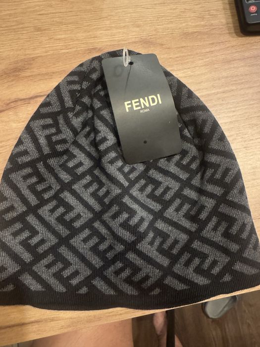 Продавам шапка FENDI