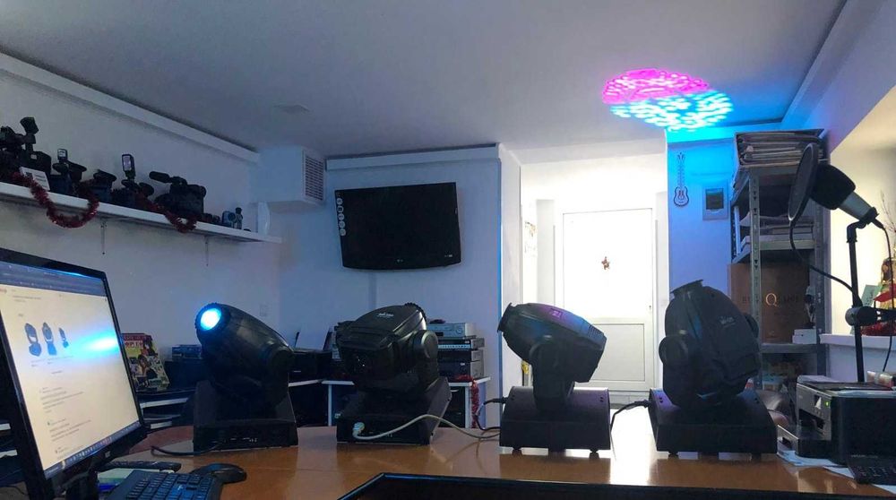 Se vând 6 Moving Head ++  și schela  GRATIS