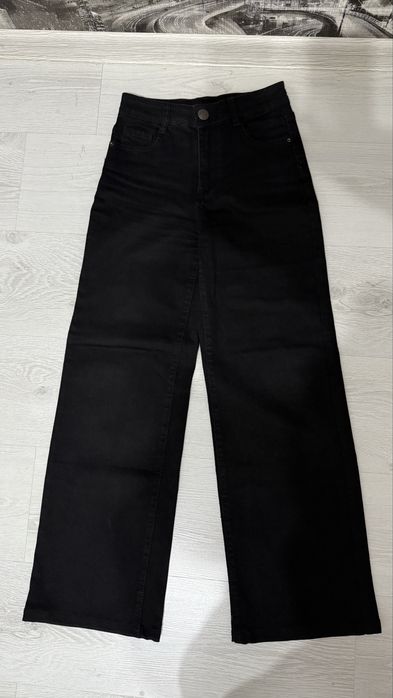 Джинсы черные.