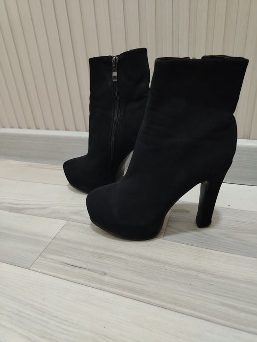 Срочно продам зимние полу сапожки на каблуках