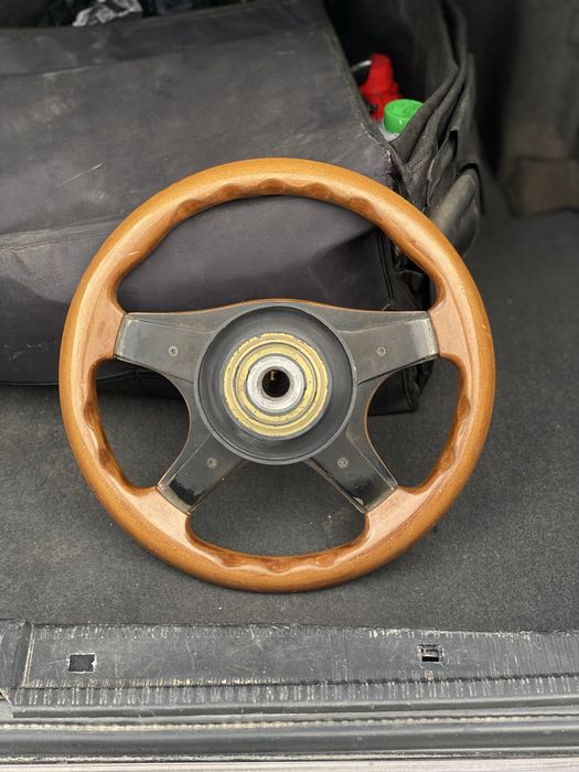 Деревянный руль на мерседес