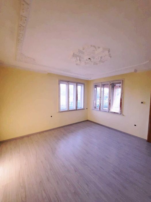 Уютна, триетажна къща от собственик с 4.5 декара двор на 50км от Варна