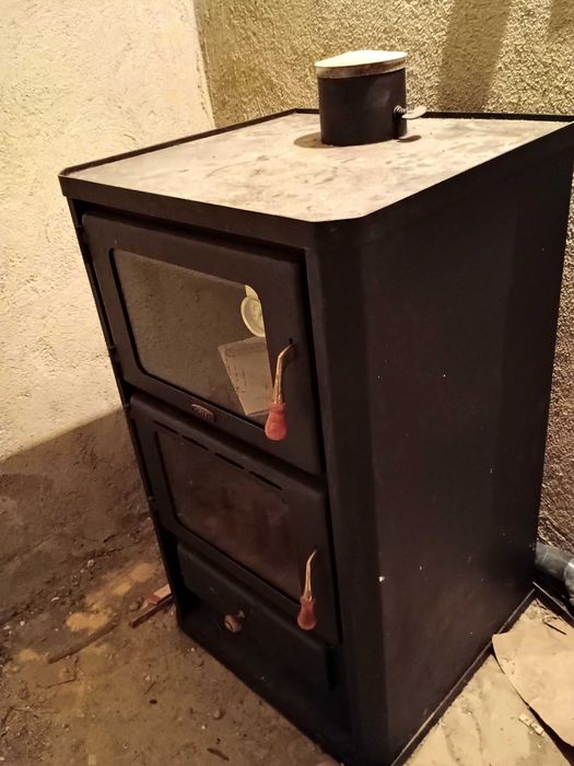 Камина,за отопление и за готвене с фурна и термометър