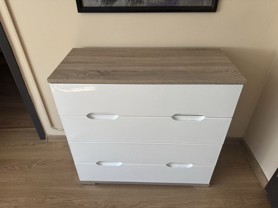 Комод / скрин с 4 чекмеджета и подарък