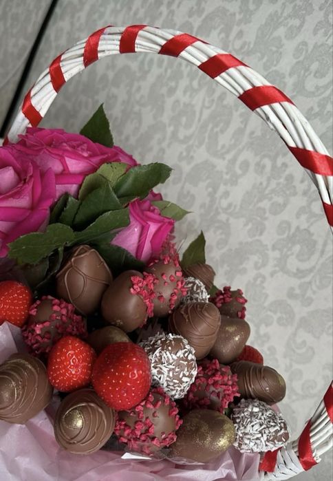 Клубника и финики в шоколаде