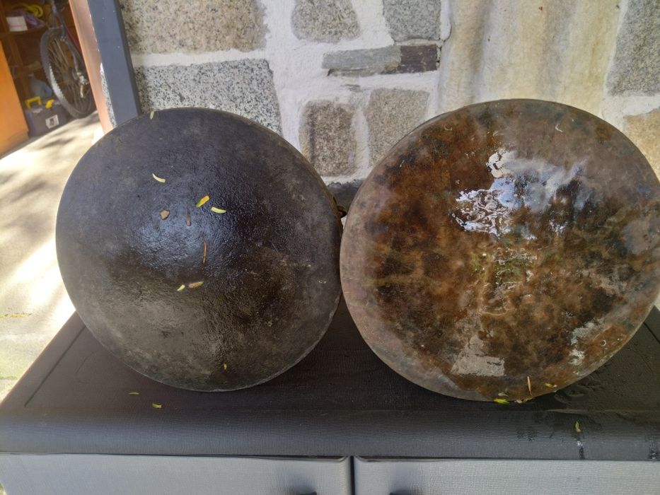 Продавам две идентични менчета много стари калайдисани за кобилица