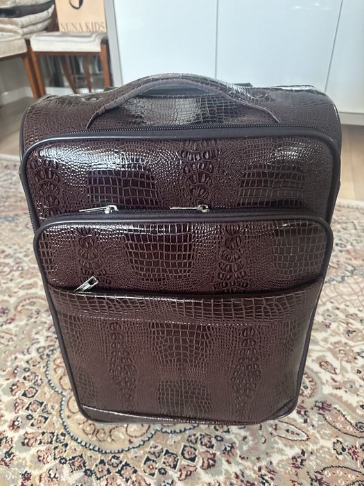 Чемодан новый коричневый