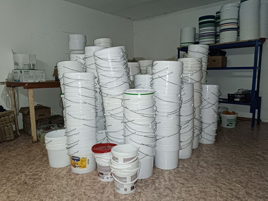 Продам банки и пластиковые вёдра