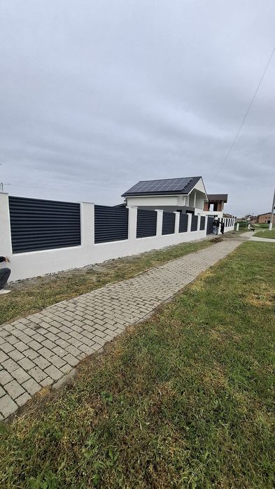 Construim garduri tip jaluzea șipcă metalică