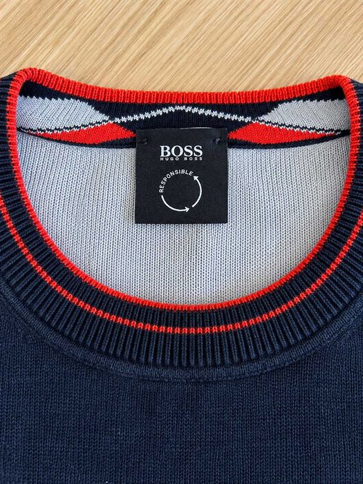 Pulover BOSS Hugo Boss bărbați negru, cu logo brodat și accente roșii, mărimea S