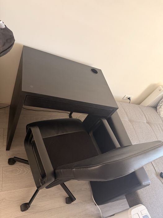 Birou IKEA cu scaun – ideal pentru studiu / laptop