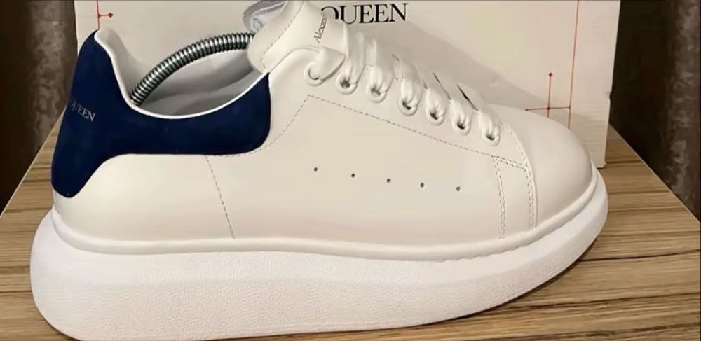 Vand Alexander Mcqueen cu catifea albastra la spate noi, cu cutie. Orice marime in stoc