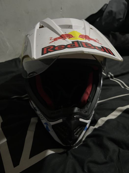 Мотошлем ред бул