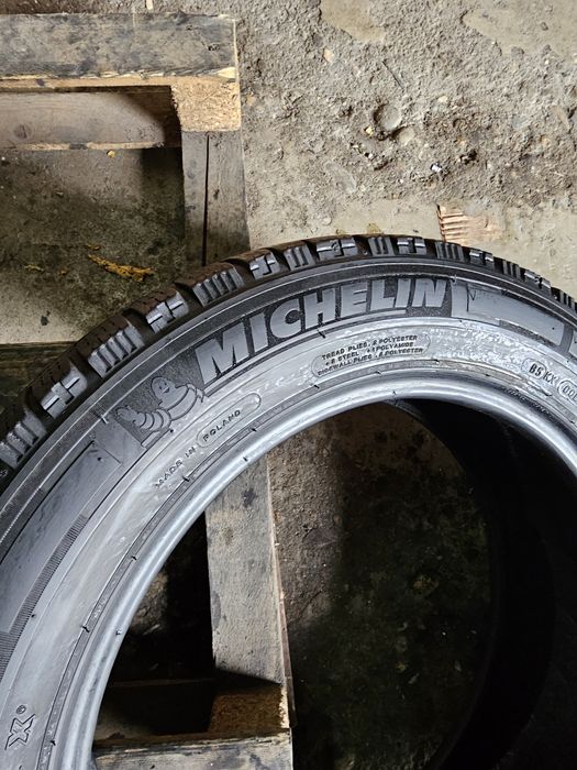 4 anvelope iarna 215 60 17C Michelin Agilis  7mm