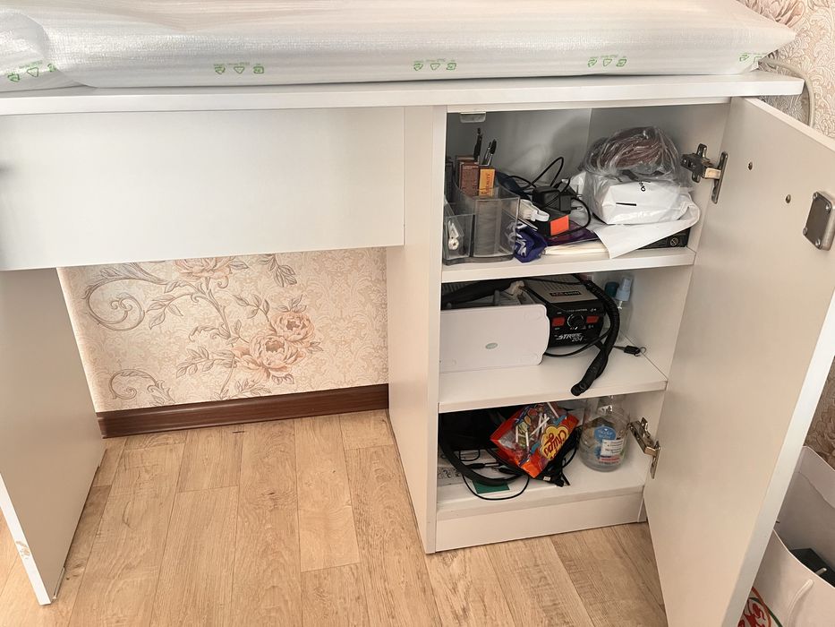 Продам стол со шкафчиком.