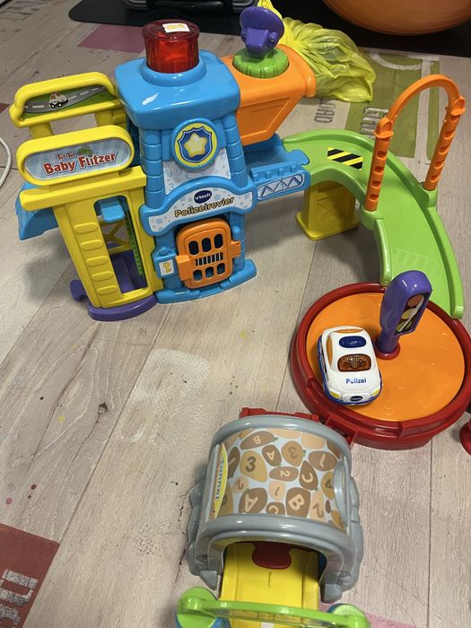 Две големи  vtech писти, полиция, пожарна и музикална кола