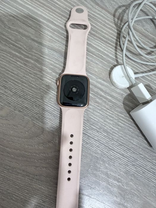 Продам часы Apple Watch SE 40MM