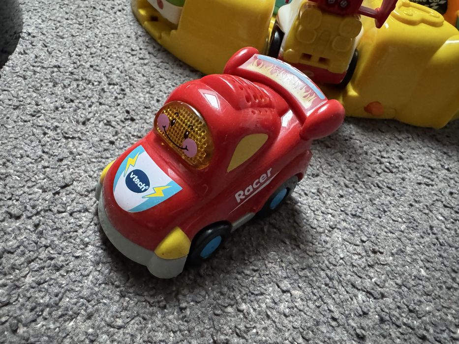 Roata Carry case Vtech toot toot cu 8 masinute