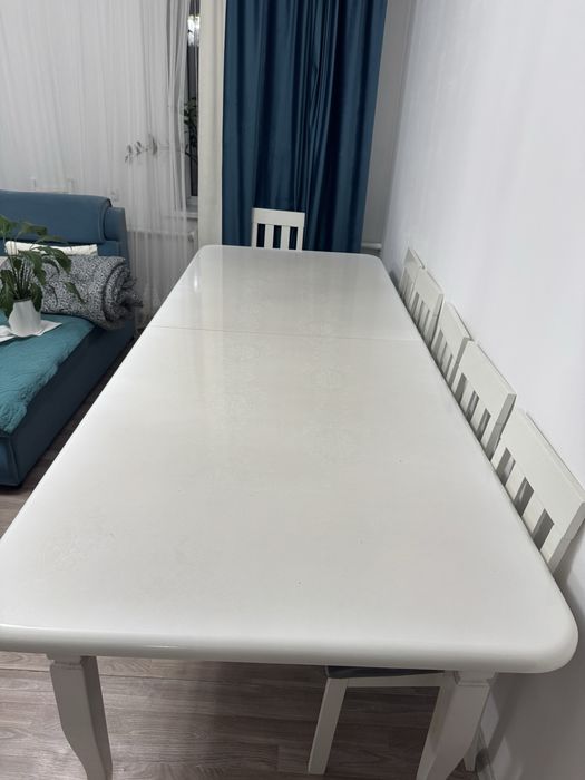 Продам стол для гостинной комнаты