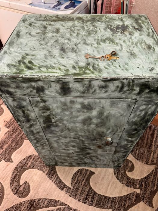 Продам железный сейф.