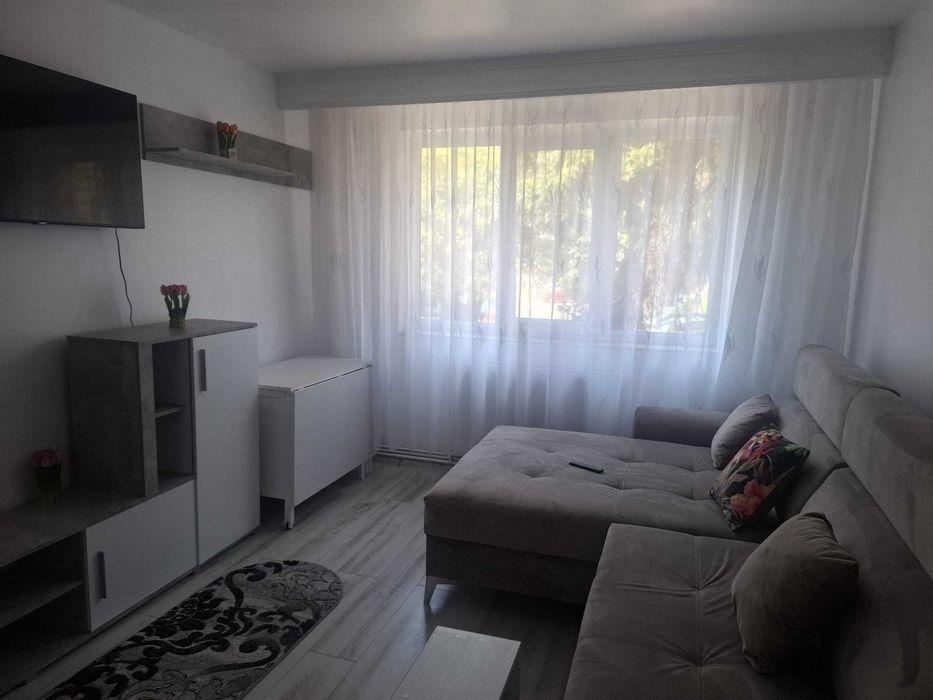 Apartament 3 camere de vânzare – Cartier Nord, Râmnicu Vâlcea  Se oferă spre vânzare apartament cu 3 camere. Renovat și mobilat