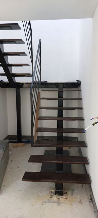Scari metalice cu trepte din lemn