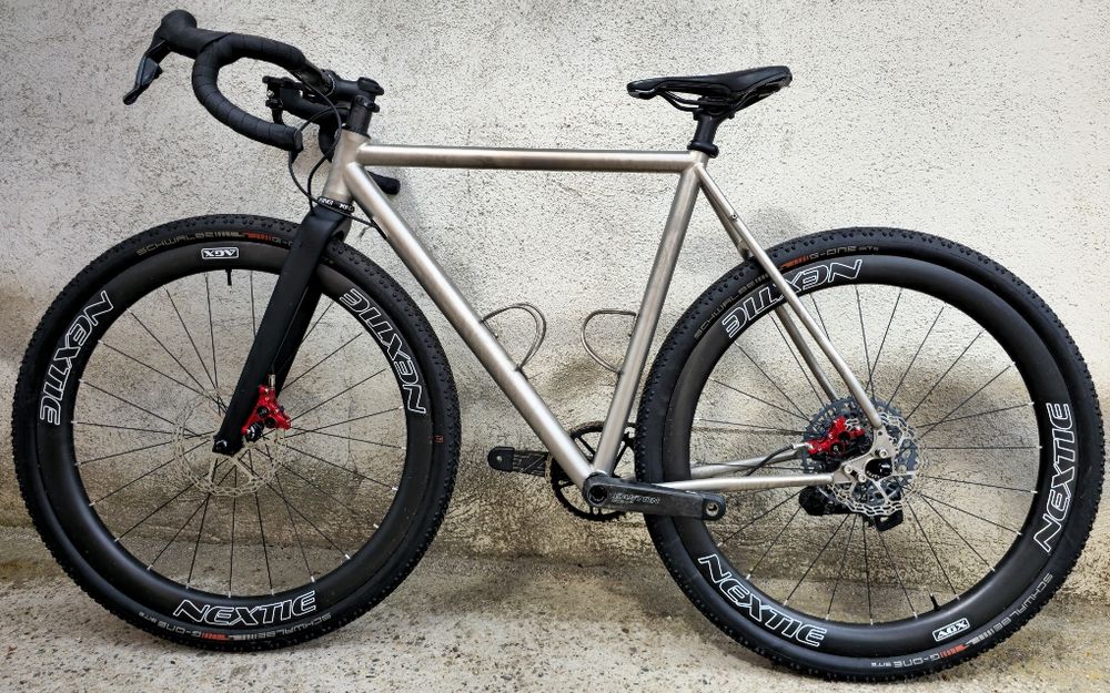 Титаниев гравел велосипед Електронен Монтаж Sram Rival Карбонови капли 56см рамка