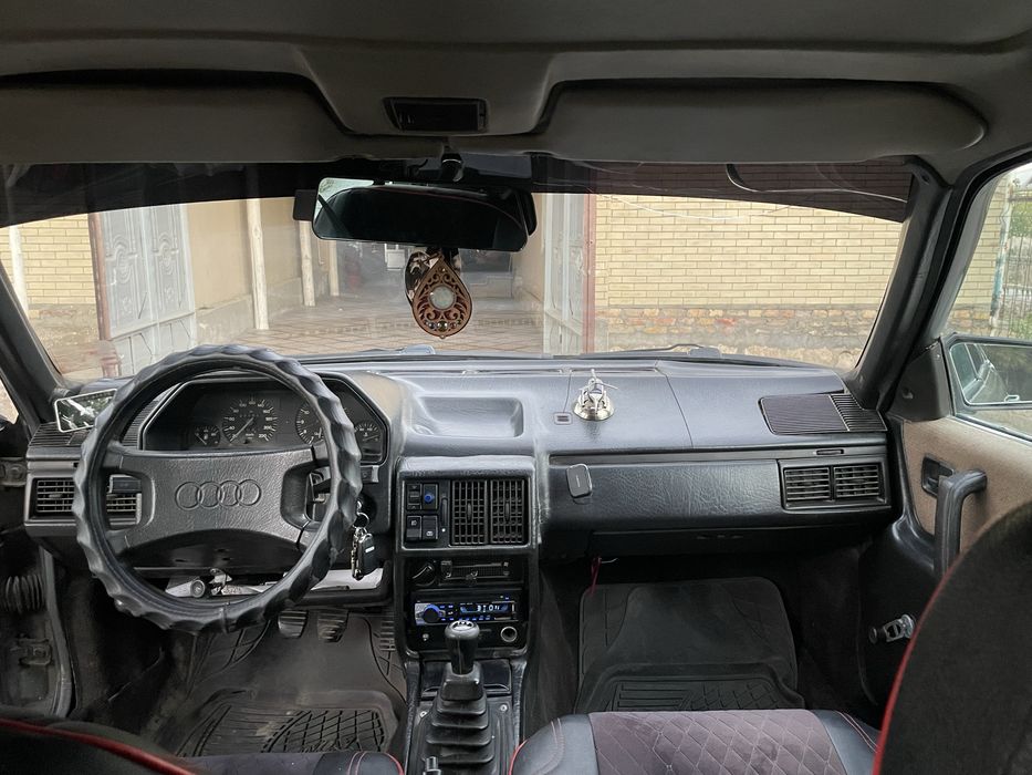 Audi 100 C3  sotiladi srochna 1990 yil