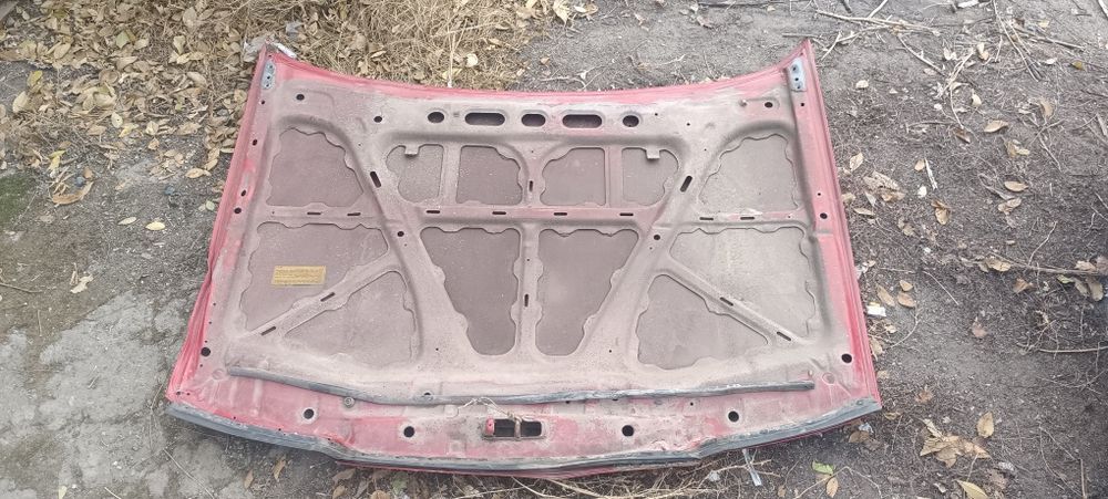 Капот на Ниссан примера p10