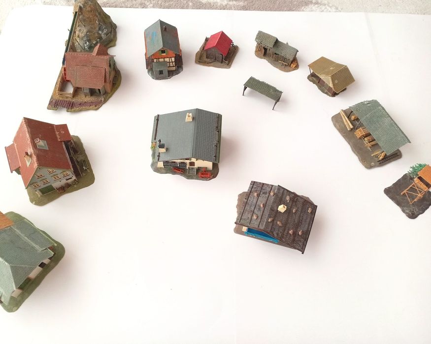 Vând lot case scara H0 pentru dioramă