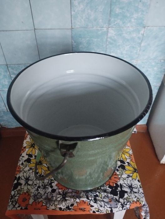 Продаются эмалированное и пластмассовые ведра