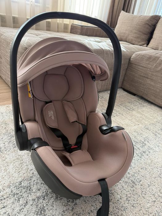 Продавам кошница за кола Britax Romer