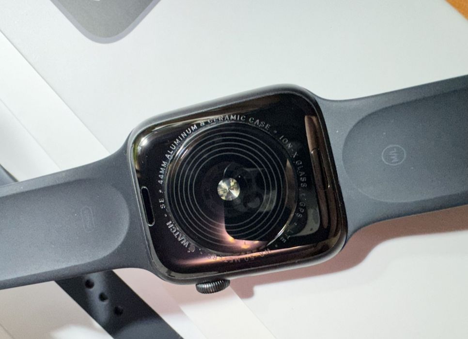 ПРОДАМ Apple watch SE