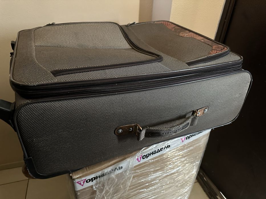 Продам недорого чемодан