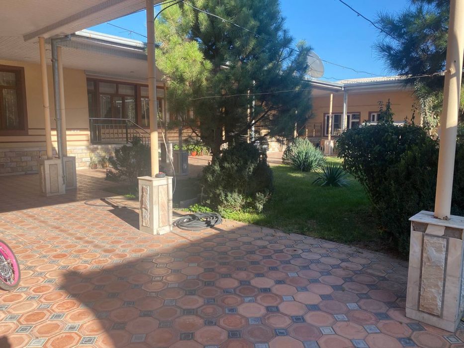 Большой Дом вдоль дороги