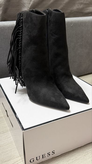 Botine Guess din piele întoarsă