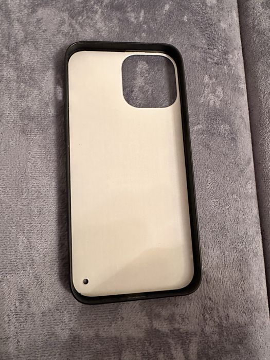 Продам чехол на айфон 13 Pro Max оригинал