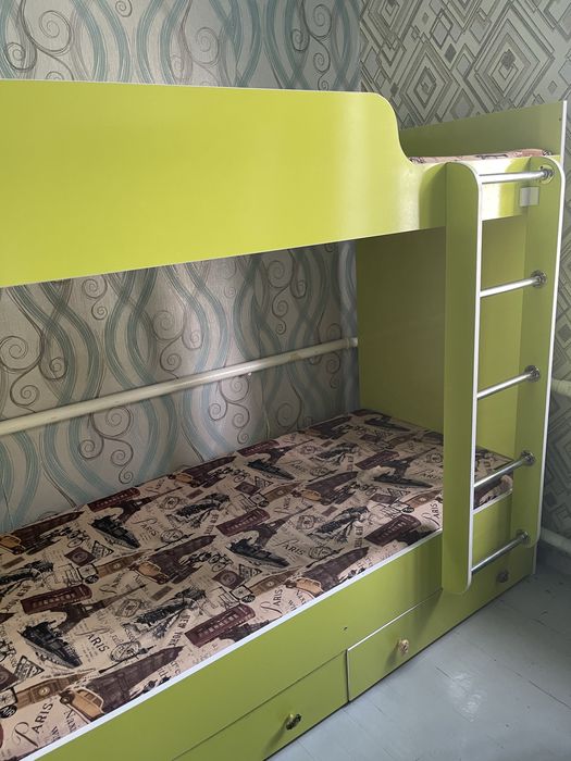 Продам 2-х яросную кровать б/у