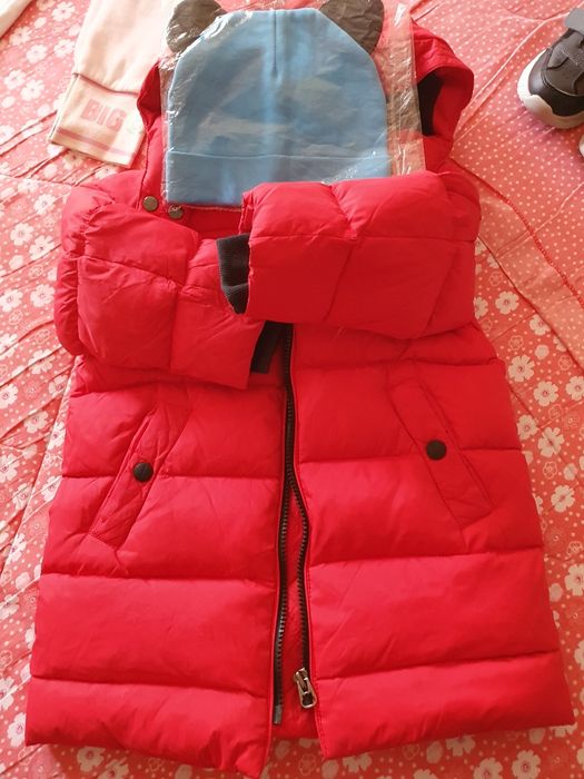 Продам пуховики на 4-6 лет