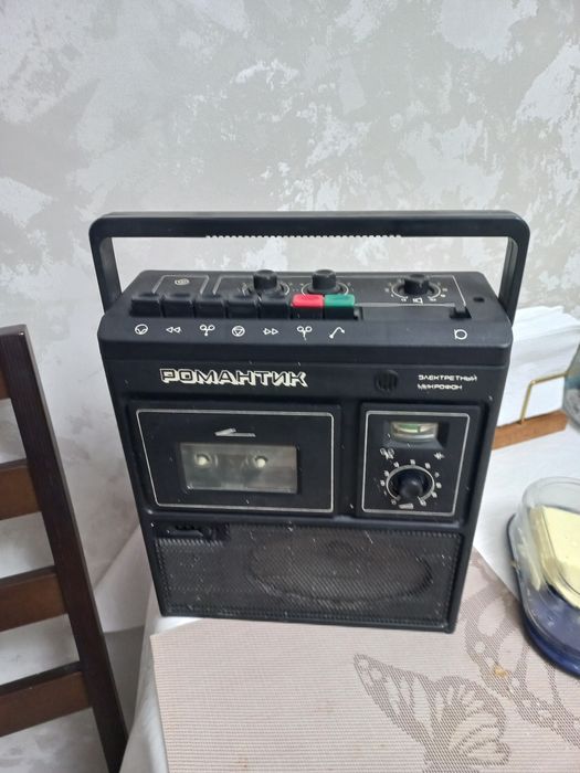 Продам магнитофон романтик и касеты