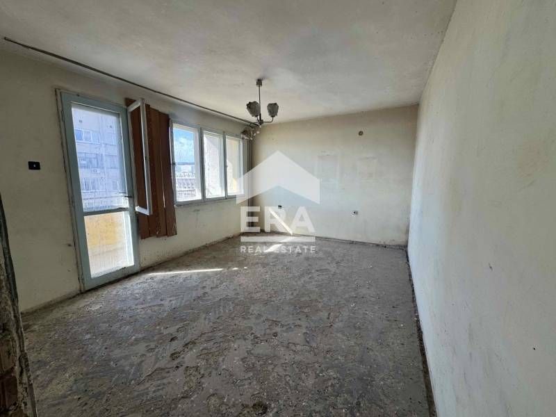 Четиристаен апартамент за ремонт за продажба в квартал Чайка , Варна .