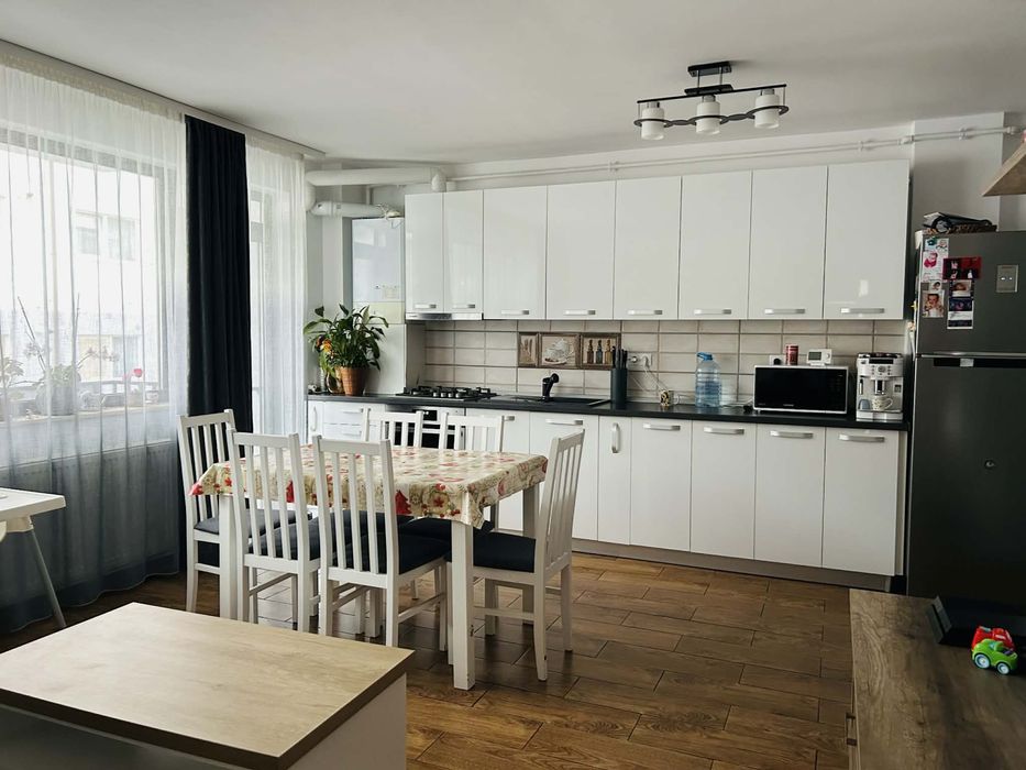 Vand apartament cu 3 camere, 61 mp, doua balcoane si parcare.