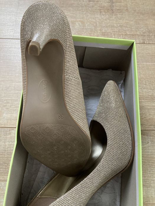 Златисти обувки на ток 38