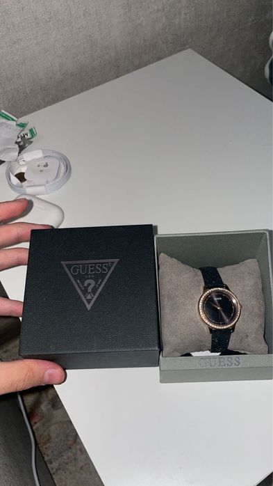 Продам часы GUESS
