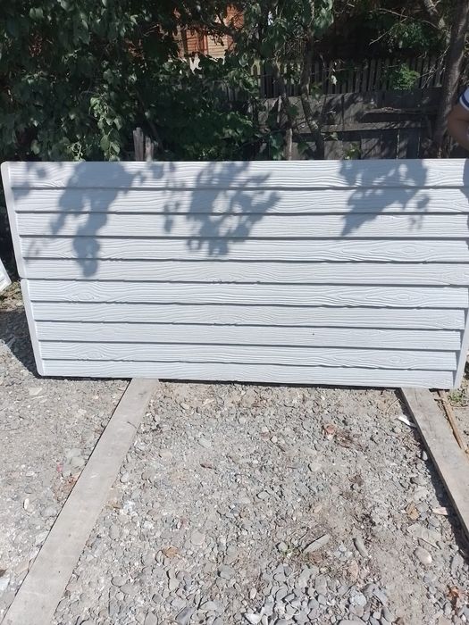 Plăci gard beton Botoșani 
Dimensiune placă : 200×50cm Grosime 4