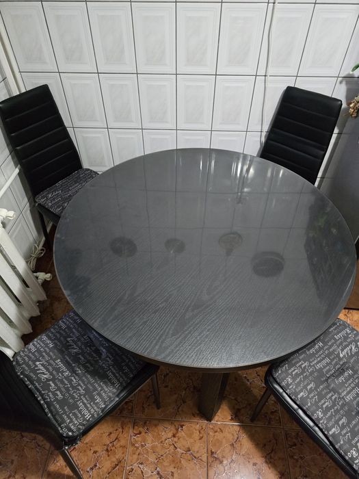 Masa rotunda cu 4 scaune