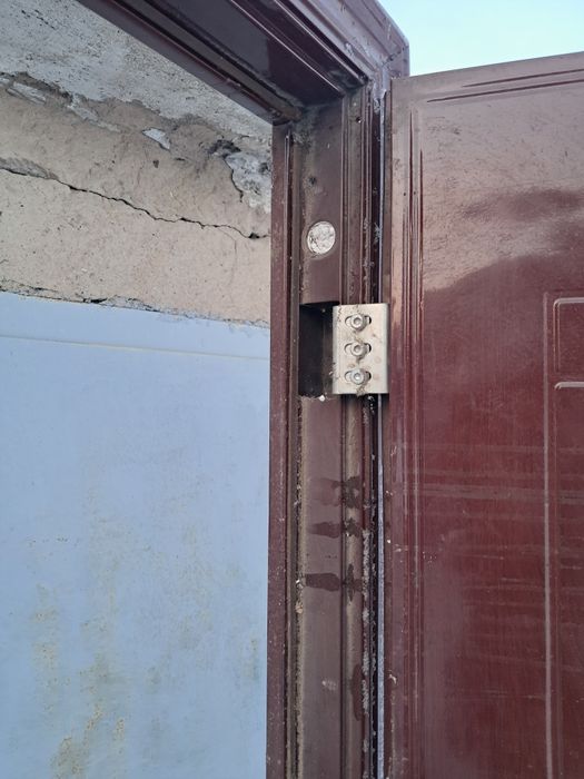 Продам металлическую дверь