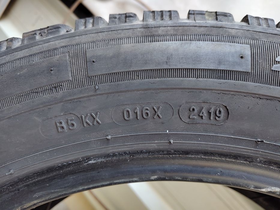 Продавам 2 зимни гуми 215/60/17 С бус Michelin